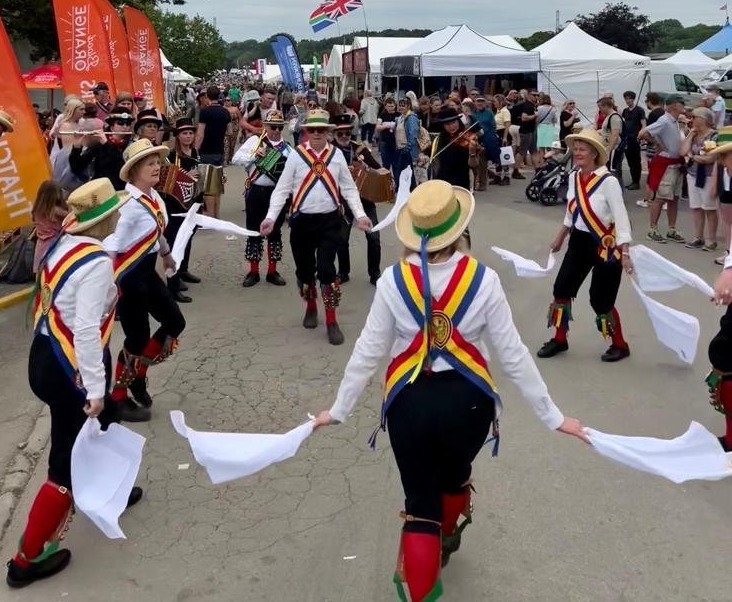 picture of dancing at B&W thatchers